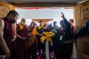Его Святейшество Далай-лама благословляет павильон, установленный на площадке для учений Зертанг. Кхалси, Ладак, Индия. 18 августа 2023 г. Фото: Тензин Чойджор (офис ЕСДЛ).