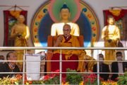 Его Святейшество Далай-лама обращается к собравшимся во время церемонии приветствия, организованной на площадке для учений Зертанг. Кхалси, Ладак, Индия. 18 августа 2023 г. Фото: Тензин Чойджор (офис ЕСДЛ).