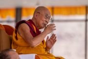 Его Святейшество Далай-лама смотрит концертные номера во время церемонии приветствия, организованной на площадке для учений Зертанг. Кхалси, Ладак, Индия. 18 августа 2023 г. Фото: Тензин Чойджор (офис ЕСДЛ).