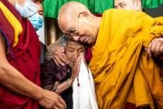Его Святейшество Далай-лама обнимает 105-летнюю женщину, пришедшую на его учения, организованные на площадке Зертанг. Кхалси, Ладак, Индия. 19 августа 2023 г. Фото: Тензин Чойджор (офис ЕСДЛ).