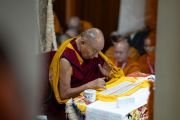 Его Святейшество Далай-лама читает трактат Чандракирти «Введение в мадхьямаку» (Мадхьямака-аватара) во время первого дня учений, организованных по просьбе буддистов из Юго-Восточной Азии. Дхарамсала, штат Химачал-Прадеш, Индия. 5 сентября 2023 г. Фото: Тензин Чойджор (офис ЕСДЛ).
