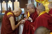 Бурятия. Ело Ринпоче подносит настоятелю монастыря Дрепунг Гоманг статую Будды. Август, 2023 г.