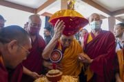 Его Святейшество Далай-лама благословляет новый колледж Кхамгар Друк Дхармакара при Буддийском благотворительном фонде культуры и благосостояния в Таши Джонге. Штат Химачал-Прадеш, Индия. 27 сентября 2023 г. Фото: дост. Тензин Джампхел