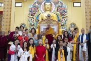 Его Святейшество Далай-лама позирует для групповой фотографии с людьми, поддерживающими колледж Кхамгар Друк Дхармакара при Буддийском благотворительном фонде культуры и благосостояния в Таши Джонге. Штат Химачал-Прадеш, Индия. 27 сентября 2023 г. Фото: дост. Тензин Джампхел