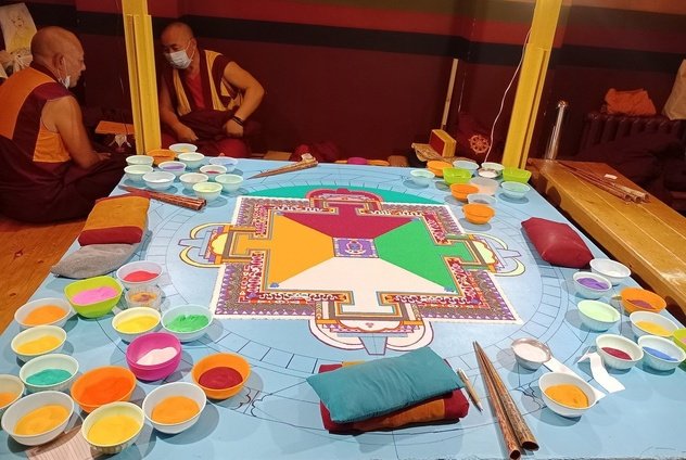 Создание песочной мандалы Ваджрабхайравы продолжается в Санкт-Петербурге