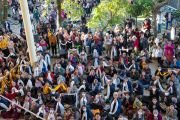 Люди, расположившиеся во дворе главного тибетского храма, смотрят на веранду, по которой проходит Его Святейшество Далай-лама по пути на молебен о долголетии. Дхарамсала, штат Химачал-Прадеш, Индия. 25 октября 2023 г. Фото: Тензин Чойджор (офис ЕСДЛ).