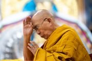 Его Святейшество Далай-лама читает молитвы во время молебна о долголетии, который подносят ему Институт буддийской диалектики, Хардонг Кхангцен Сера Чже, Тибетская торговая палата и организация Лха Нгам Пхун Сум. Дхарамсала, штат Химачал-Прадеш, Индия. 25 октября 2023 г. Фото: Тензин Чойджор (офис ЕСДЛ).