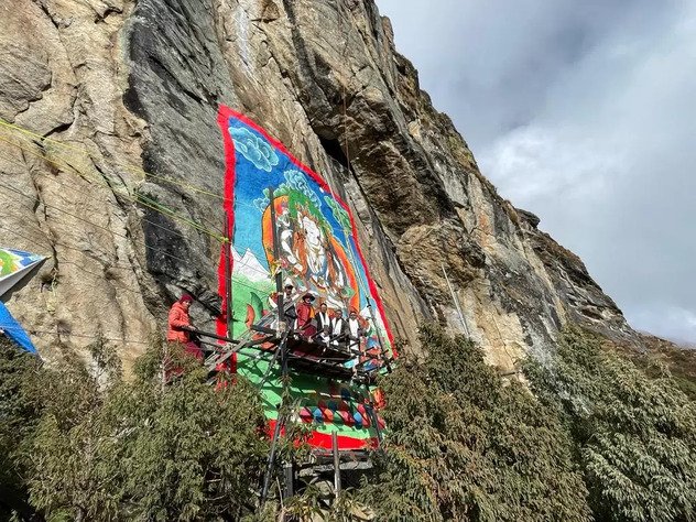 Изображение буддийского божества Амогхапаши высотой более 9 метров появилось на скале близ непальского поселения Лавудо