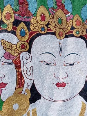 Изображение буддийского божества Амогхапаши высотой более 9 метров появилось на скале близ непальского поселения Лавудо