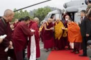 Члены монашеской общины приветствуют Его Святейшество Далай-ламу по прибытии в Гангток. Штат Сикким, Индия. 11 декабря 2023 г. Фото: Тензин Чойджор (офис ЕСДЛ).