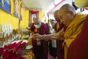Поднявшись на сцену стадиона «Палджор» перед началом учений, Его Святейшество Далай-лама зажигает масляную лампаду. Гангток, штат Сикким, Индия. 12 декабря 2023 г. Фото: Тензин Чойджор (офис ЕСДЛ).