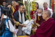 Главный министр штата Сикким Шри Прем Сингх Таманг вручает Его Святейшеству Далай-ламе орхидею, национальный цветок Сиккима. Гангток, штат Сикким, Индия. 13 декабря 2023 г. Фото: Тензин Чойджор (офис ЕСДЛ).