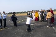 Его Святейшество Далай-лама фотографируется с официальными лицами, которые прибыли на вертолетную площадку, чтобы лично встретить духовного лидера. Салугара, штат Западная Бенгалия, Индия. 14 декабря 2023 г. Фото: Тензин Чойджор (офис ЕСДЛ).