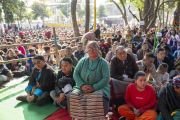 Местные жители слушают учение Его Святейшества Далай-ламы в монастыре Сегью. Салугара, штат Западная Бенгалия, Индия. 14 декабря 2023 г. Фото: Тензин Чойджор (офис ЕСДЛ).