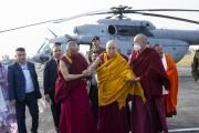 Его Святейшество Далай-лама по прибытии на вертолетную площадку в Салугаре. Штат Западная Бенгалия, Индия. 14 декабря 2023 г. Фото: Тензин Чойджор (офис ЕСДЛ).