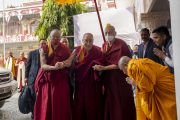 Его Святейшество Далай-лама идет в свою резиденцию в тибетском монастыре. Бодхгая, штат Бихар, Индия. 15 декабря 2023 г. Фото: Тензин Чойджор (офис ЕСДЛ).