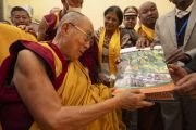 Его Святейшество Далай-лама представляет собравшимся календарь на 2024 год с изображением храма Махабодхи. Бодхгая, штат Бихар, Индия. 16 декабря 2023 г. Фото: Тензин Чойджор (офис ЕСДЛ).