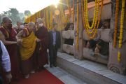 Проходя по территории храмового комплекса Махабодхи, Его Святейшество Далай-лама приветствует своих последователей. Бодхгая, штат Бихар, Индия. 16 декабря 2023 г. Фото: Замлинг Норбу (офис ЕСДЛ).