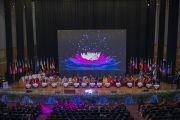 На большом экране показывают видеоролик, открывающий Международный форум Сангхи – 2023. Бодхгая, штат Бихар, Индия. 20 декабря 2023 г. Фото: Тензин Чойджор (офис ЕСДЛ).