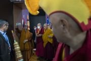 Член монашеской общины фотографируется с Его Святейшеством Далай-ламой, покидающим Международный конференц-центр Бодхгаи по завершении церемонии открытия Международного форума Сангхи – 2023. Бодхгая, штат Бихар, Индия. 20 декабря 2023 г. Фото: Тензин Чойджор (офис ЕСДЛ).