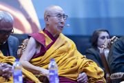 Его Святейшество Далай-лама выступает с обращением во время открытия Международного форума Сангхи – 2023, организованного в Международном конференц-центре Бодхгаи. Бодхгая, штат Бихар, Индия. 20 декабря 2023 г. Фото: Тензин Чойджор (офис ЕСДЛ).