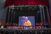 Его Святейшество Далай-лама произносит заключительную речь на открытии Международного форума Сангхи – 2023. Бодхгая, штат Бихар, Индия. 20 декабря 2023 г. Фото: Тензин Чойджор (офис ЕСДЛ).