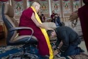 Главный министр штата Аруначал-Прадеш Шри Пема Кханду выражает почтение Его Святейшеству Далай-ламе во время встречи в тибетском монастыре Бодхгаи. Штат Бихар, Индия. 20 декабря 2023 г. Фото: Тензин Чойджор (офис ЕСДЛ).