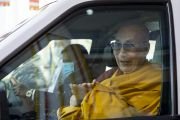 По завершении церемонии открытия Международного форума Сангхи – 2023 Его Святейшество Далай-лама отправляется в свою резиденцию в тибетском монастыре. Бодхгая, штат Бихар, Индия. 20 декабря 2023 г. Фото: Тензин Чойджор (офис ЕСДЛ).