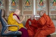 Его Святейшество Далай-лама беседует с заместителем Сангханаяки Мьянмы досточтимым Кумдином Нья и его помощником. Бодхгая, штат Бихар, Индия. 21 декабря 2023 г. Фото: Тензин Чойджор (офис ЕСДЛ).