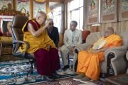 Его Святейшество Далай-лама беседует с досточтимым Варакагодой Гнянаратханой, Маханаяке Тхеро Асгирийского отделения Сиам Маха Никаи, делегатом Международного форума Сангхи из Шри-Ланки. Бодхгая, штат Бихар, Индия. 21 декабря 2023 г. Фото: Тензин Чойджор (офис ЕСДЛ).
