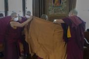 Новопосвященные монахи-гецулы и монахини-гецул-ма впервые надевают свои одежды во время церемонии, возглавляемой Его Святейшеством Далай-ламой. Бодхгая, штат Бихар, Индия. 25 декабря 2023 г. Фото: дост. Замлинг Норбу (офис ЕСДЛ).