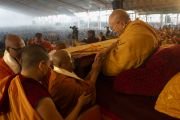 Его Святейшество Далай-лама благодарит монахов-тхеравадинов по завершении чтения сутты. Бодхгая, штат Бихар, Индия. 29 декабря 2023 г. Фото: Тензин Чойджор (офис ЕСДЛ)