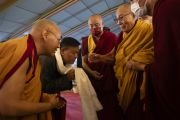 Его Святейшество Далай-лама приветствует Сикьонга Пенпу Церинга и председателя парламента Сонама Тенпхела на сцене во время второго дня учений в Бодхгае. Бихар, Индия. 30 декабря 2023 г. Фото: Тензин Чойджор (офис ЕСДЛ)