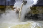 Волонтеры готовят чай для собравшихся более чем 50 000 человек во второй день учений Его Святейшества Далай-ламы в Бодхгае. Штат Бихар, Индия. 30 декабря 2023 г. Фото: Тензин Чойджор (офис ЕСДЛ)