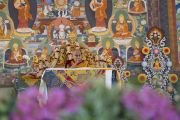 Его Святейшество Далай-лама обращается к собравшимся во время второго дня учений в Бодхгае. Штат Бихар, Индия. 30 декабря 2023 г. Фото: Тензин Чойджор (офис ЕСДЛ)