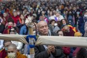 Собравшиеся слушают Его Святейшество Далай-ламу, когда он рассказывает о порождении бодхичитты, ума просветления, во время второго дня учений на площадке Калачакры в Бодхгае. Штат Бихар, Индия. 30 декабря 2023 г. Фото: Тензина Чойджора (офис ЕСДЛ)