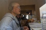 Переводчик на вьетнамский язык, один из 19 языков, доступных слушателям, за работой в третий день учений Его Святейшества Далай-ламы. Бодхгая, штат Бихар, Индия. 31 декабря 2023 г. Фото: Тензин Чойджор (офис ЕСДЛ)
