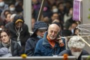 Иностранный участник слушает перевод ритуала благословения Манджушри, даруемого Его Святейшеством Далай-ламой. Бодхгая, штат Бихар, Индия. 31 декабря 2023 г. Фото: дост. Замлинг Норбу (офис ЕСДЛ)