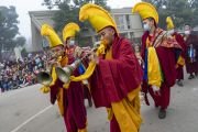 Играющие на традиционных инструментах монахи, сопровождают Его Святейшество Далай-ламу из тибетского монастыря на площадку Калачакры на молебен о долголетии, подносимый ему несколькими тибетскими группами. Бодхгая, штат Бихар, Индия. 1 января 2024 г. Фото: Тензин Чойджор (офис ЕСДЛ)