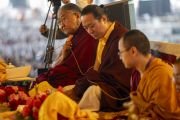 Гонгма Тричен Ринпоче и 43-й Сакья Тризин Гьяна Ваджра Ринпоче выполняют ритуалы в ходе молебна о долголетии, подносимого Его Святейшеству Далай-ламе. Бодхгая, штат Бихар, Индия. 1 января 2024 г. Фото: Тензин Чойджор (офис ЕСДЛ)