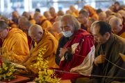 Старшие представители тибетских буддийских школ принимают участие в ритуалах во время молебна о долголетии, подносимого Его Святейшеству Далай-ламе. Бодхгая, штат Бихар, Индия. 1 января 2024 г. Фото: Тензин Чойджор (офис ЕСДЛ)