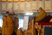 Во время молебна о долголетии Его Святейшеству Далай-ламе совершаются традиционные подношения. Бодхгая, штат Бихар, Индия. 1 января 2024 г. Фото: Тензин Чойджор (офис ЕСДЛ)