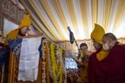 Гаден Три Ринпоче произносит хвалебную речь Его Святейшеству Далай-ламе во время молебна о долголетии.  Бодхгая, штат Бихар, Индия. 1 января 2024 г. Фото: дост. Замлинг Норбу (офис ЕСДЛ)