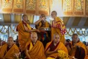 Мастер ритуальных песнопений совершает подношение мандалы во время молебна о долголетии Его Святейшества Далай-ламы. Бодхгая, штат Бихар, Индия. 1 января 2024 г. Фото: Тензин Чойджор (офис ЕСДЛ)