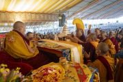 Его Святейшеству Далай-ламе совершают подношения во время молебна о долголетии. Бодхгая, штат Бихар, Индия. 1 января 2024 г. Фото: Тензин Чойджор (офис ЕСДЛ)