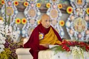 Ганден Три Ринпоче выступает на церемонии вручения степеней геше-лхарамбы. Бодхгая, штат Бихар, Индия. 3 января 2024 года. Фото: Тензин Чойджор