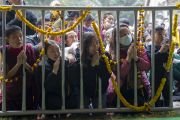 Представители общественности, присутствующие на вручении степеней геше-лхарамбы, наблюдают за тем, как Его Святейшество Далай-лама покидает площадку для проведения учений по Калачакре по окончании церемонии. Бодхгая, штат Бихар, Индия. 3 января 2024 года. Фото Тензин Чойджор
