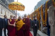Его Святейшество Далай-лама совершает обход храма Махабодхи, перед тем как принять участие в 35-м Ньингма монлам ченмо. Бодхгая, штат Бихар, Индия. 18 января 2024 г. Фото: Тензин Чойджор (офис ЕСДЛ).