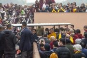 Его Святейшество Далай-лама направляется в тибетский монастырь по завершении паломничества в храм Махабодхи, где он принял участие в 35-м Ньингма монлам ченмо. Бодхгая, штат Бихар, Индия. 18 января 2024 г. Фото: Тензин Чойджор (офис ЕСДЛ).