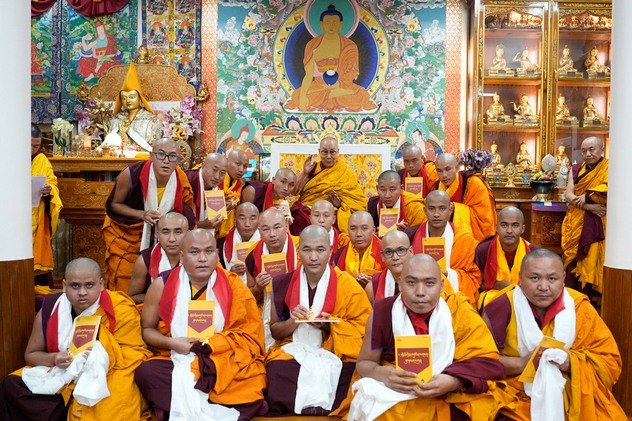 Фоторепортаж. Его Святейшество Далай-лама возглавил церемонию полного монашеского посвящения в Дхарамсале